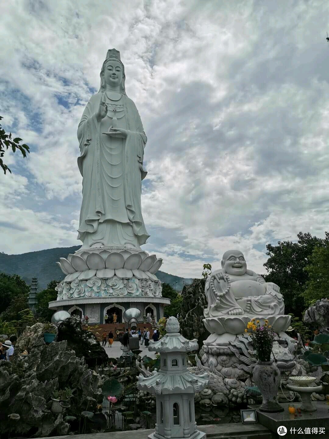 整个山茶半岛的风格偏向宁静，会有很多拜佛的人，俯视整个岘港的感觉很不错。空气感觉都新鲜了很多。