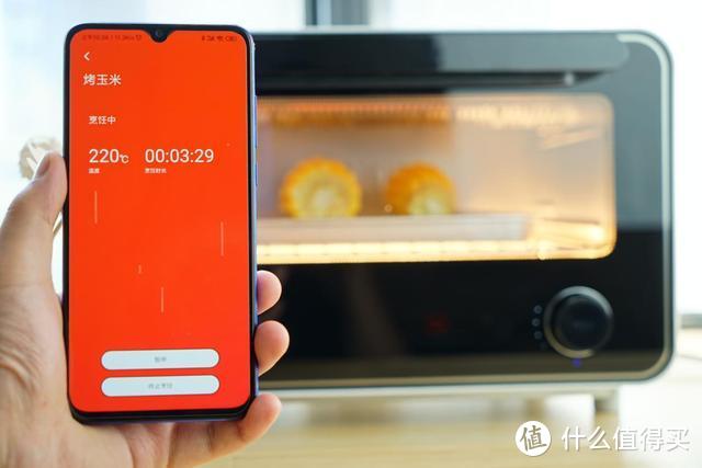 有了TOKIT 迷你智能电烤箱，这小伙子秒变居家好男人