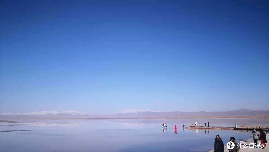 这个小红店映衬湖水和雪山，太美了