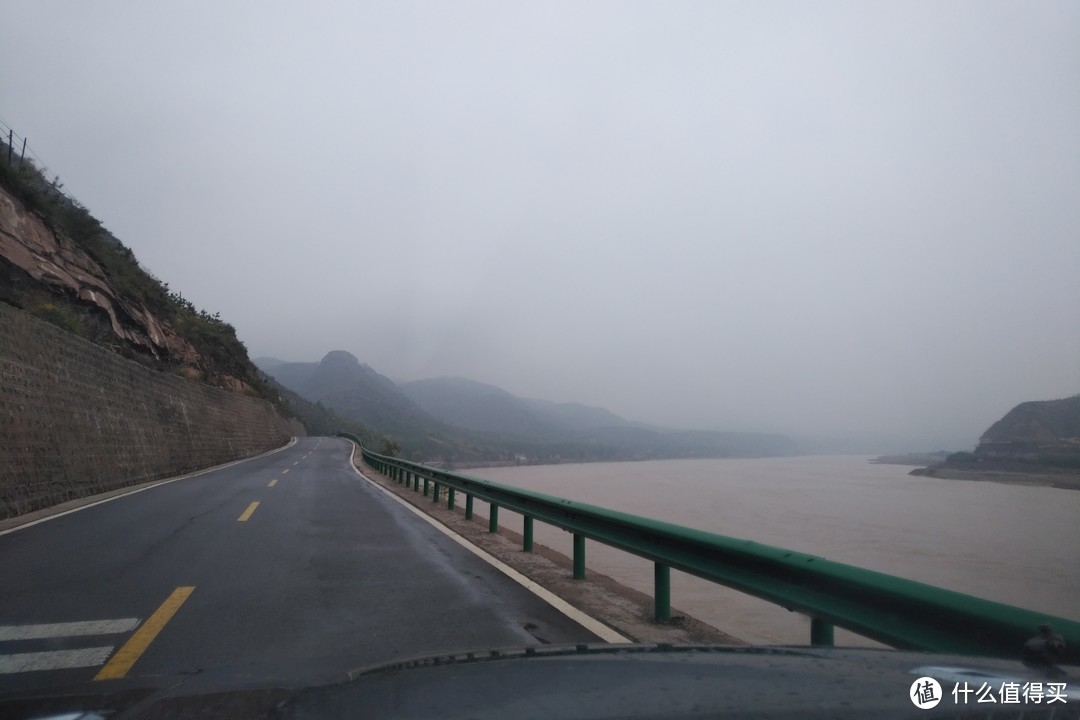 黄河沿岸，路况条件好太多了