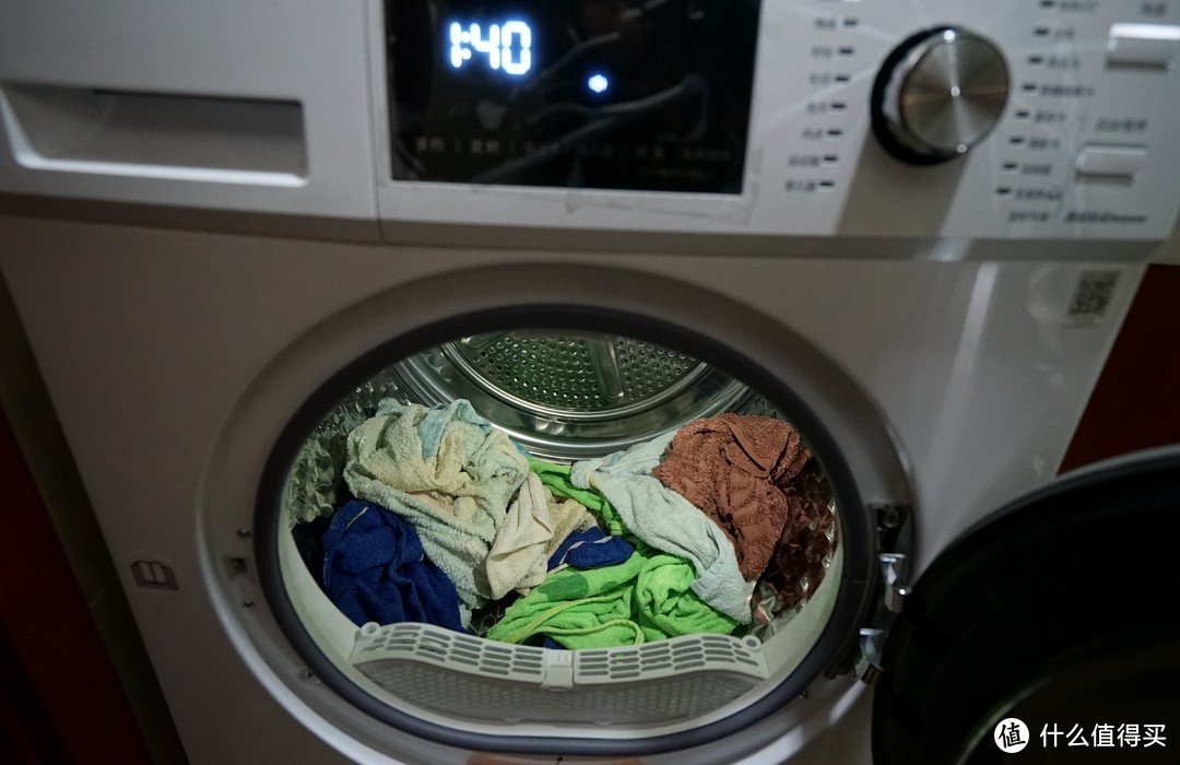 30分钟后毛巾洗涤完成，把它们扔到干衣机中，才占了薄薄的一个底