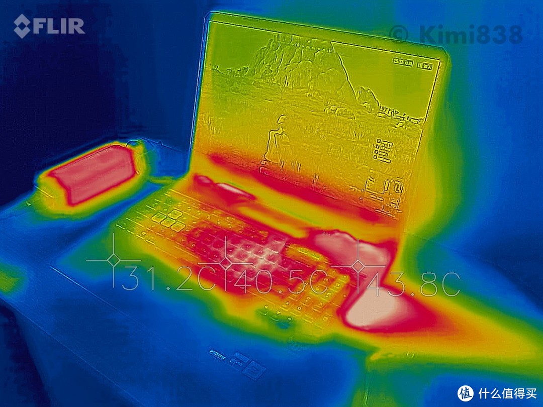 ▲ 绝地求生体验，近乎CPU+GPU双烤的情况下键盘中心区域发热面积增大，好在常用的WASD和掌托部位温度还是轻微温热感。