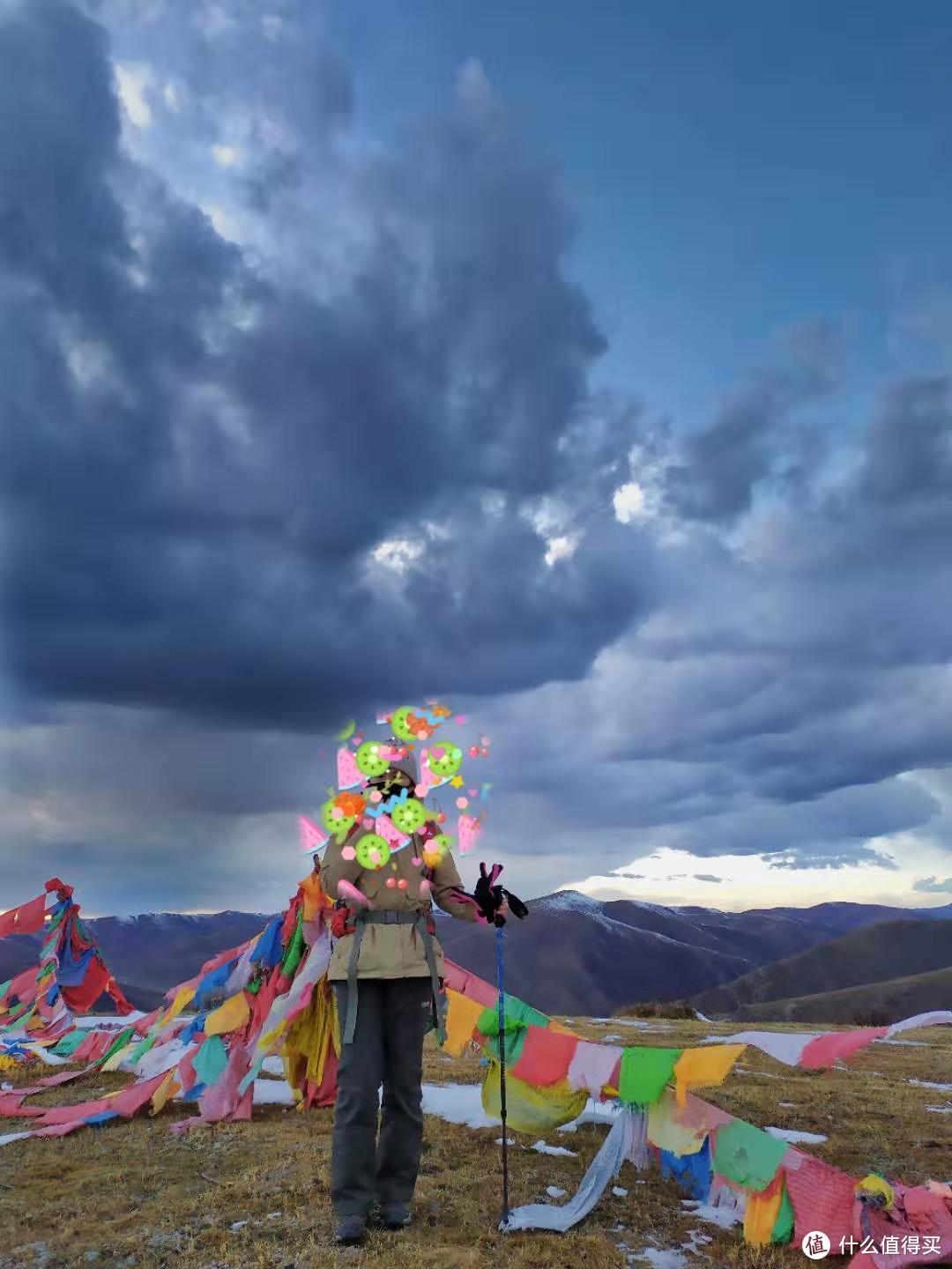 佛学院观景台继续往上爬有两座山，是拍摄全景的绝佳位置，可惜我没有带脚架无法拍摄夜景