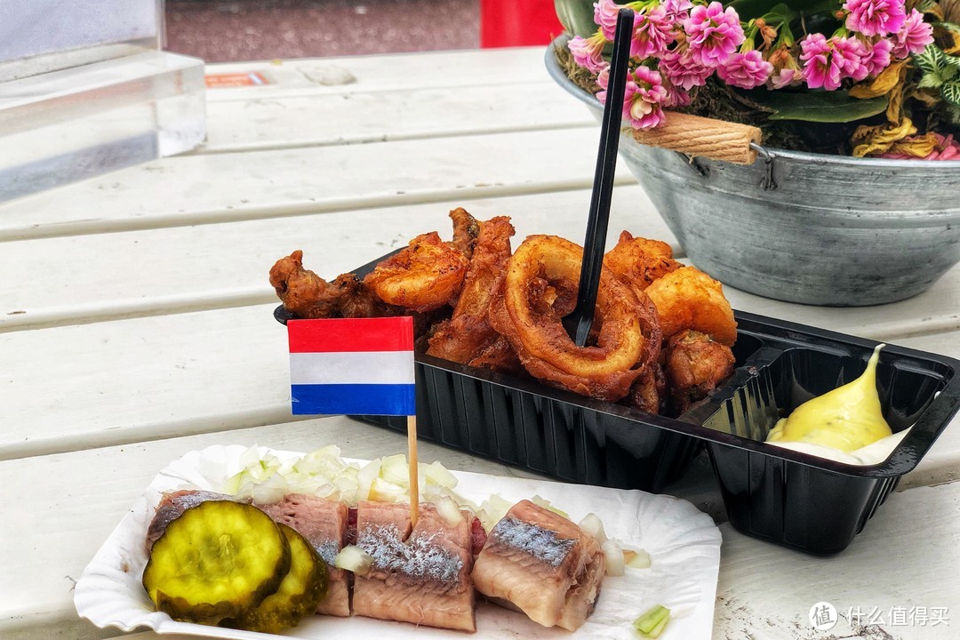 店家给我推荐的小食组合，还插上的荷兰国旗很可爱