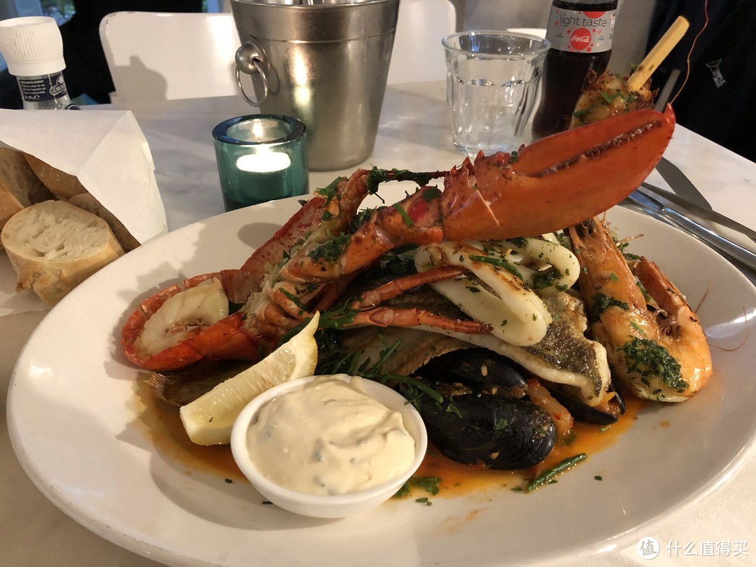 又是一家网红The Seafood Bar，点了最出名的Mix海鲜拼盘，跟旁边的两位美国老太聊的很开心，其中一位是语言中枢神经专家，我说我看过king's speech