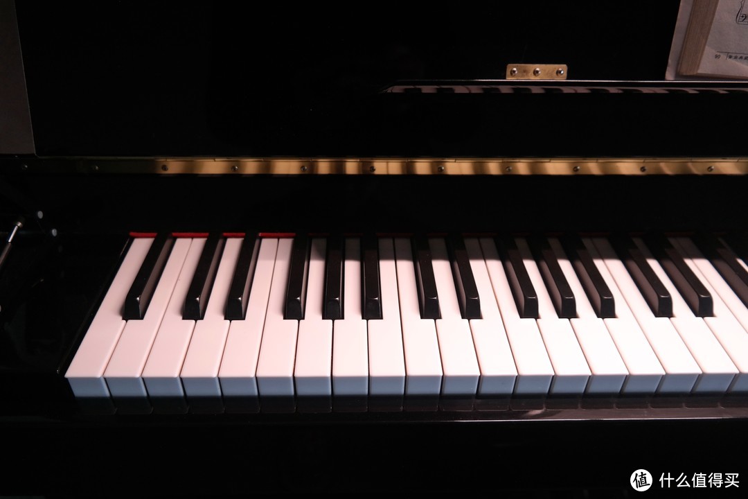 明基 钢琴灯：它的“性感”配得上乐器之王吗？