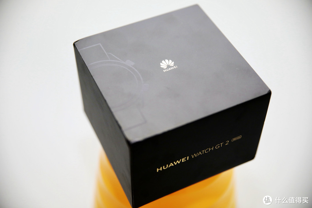 全新的huawei watch gt2的外包装和1代产品几乎完全一样,黑色主色调