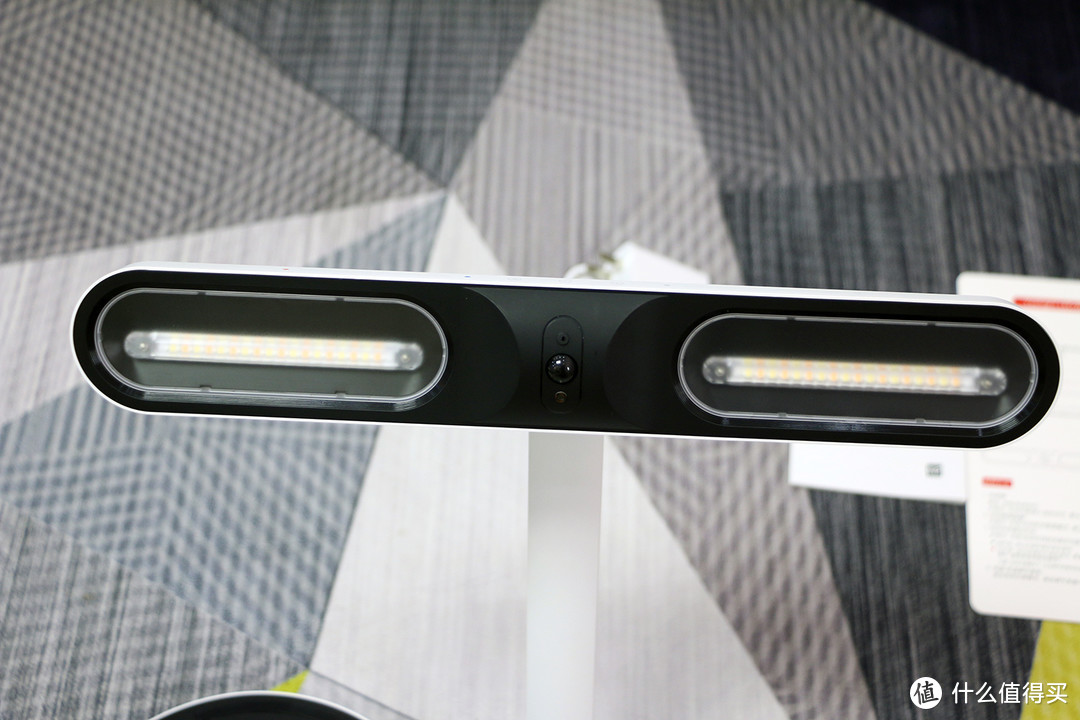双光线感应搭配多角度可调设计，一键智能调光，Yeelight光感智能台灯体验