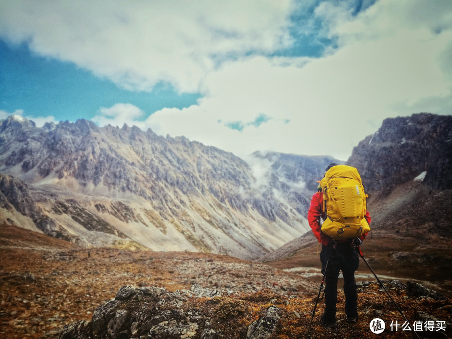 徒步小技巧：休息不一定下包，登山杖放在屁股一撑即可转移重量。