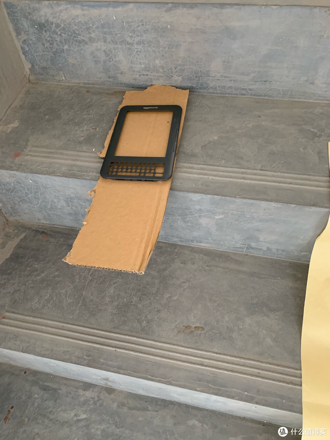 在家里喷漆估计会被打死，于是走到外面楼梯间，拿个纸壳放下面便于移动