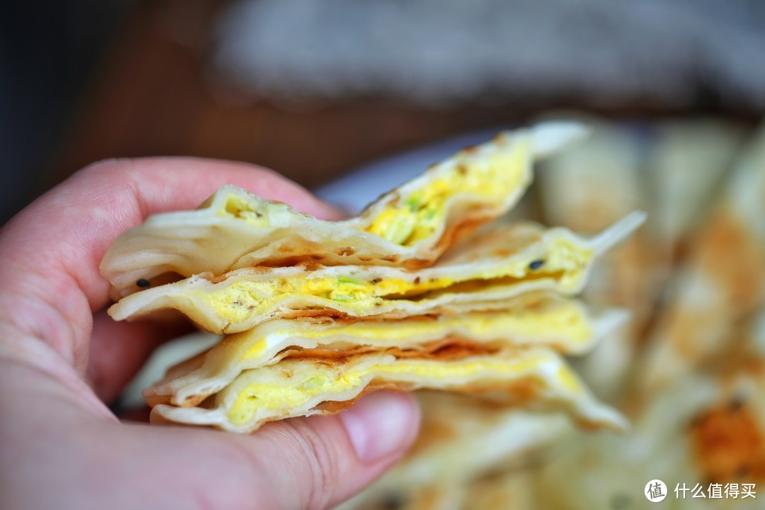 吃剩的饺子皮别扔掉，5分钟巧变鸡蛋灌饼，外酥里嫩全家抢着吃