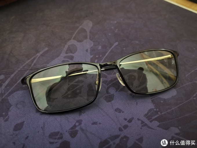 眼镜55宽，鼻架17，镜面140，看介绍使用了TR90镜框与不锈钢镜腿，弧度设计的不错，戴起来不夹头，很舒服。