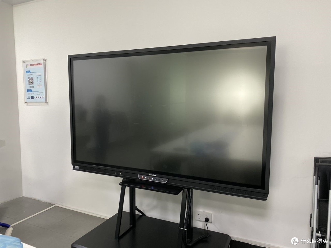 底部菜单使用斜角设计，具备快速启动、音量控制、访问菜单、屏幕冻结、触控开关、讯号切换功能。