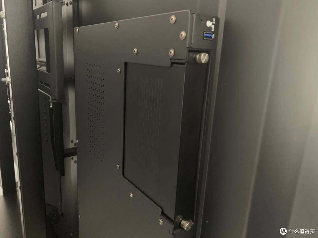 这个黑色的盒子就是OPS模块，用户可在此位置自行接入支持Windows平台的硬件，实现机身一体化双系统。