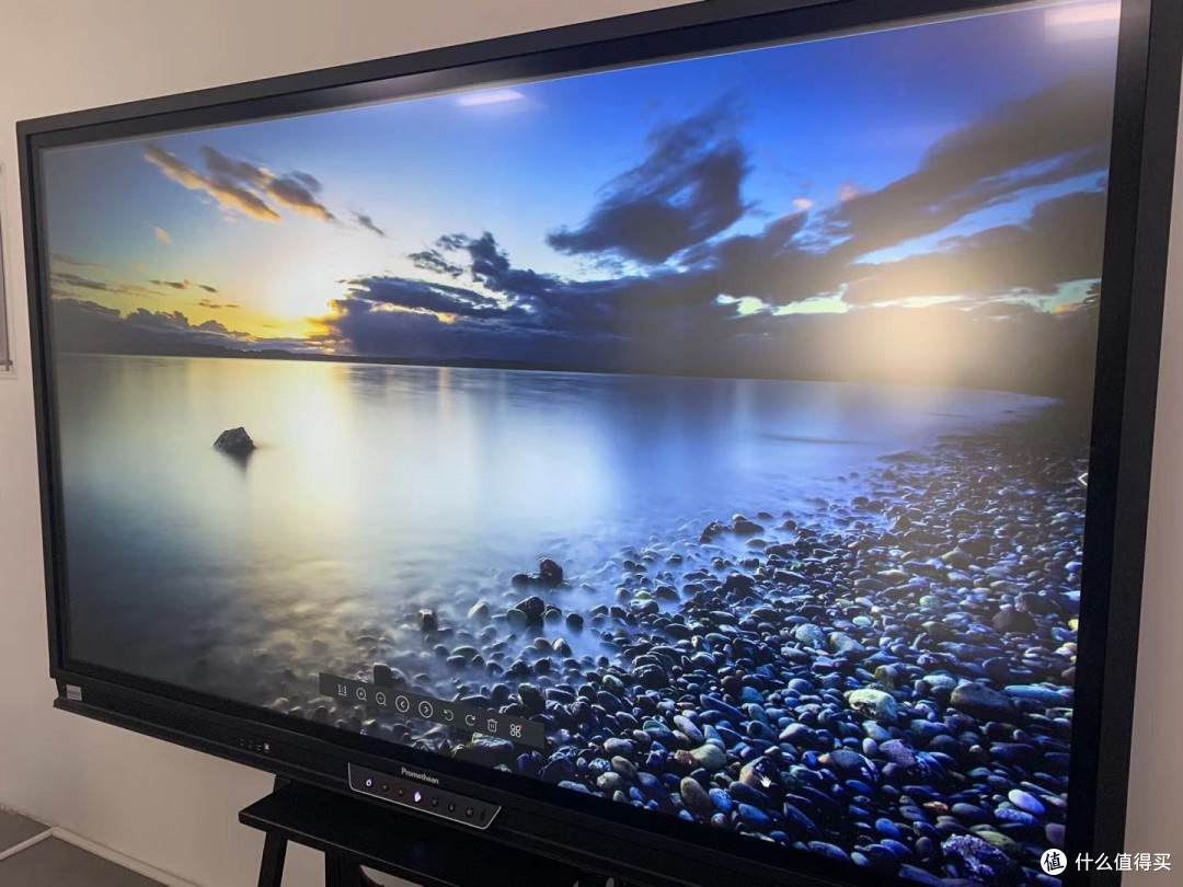 86寸加上4K高分辨率，即使没有凑得很近，也能清晰看到岸边石块的细节，夕阳的高光与背光的云层明暗对比分明，色彩还原也比较到位。