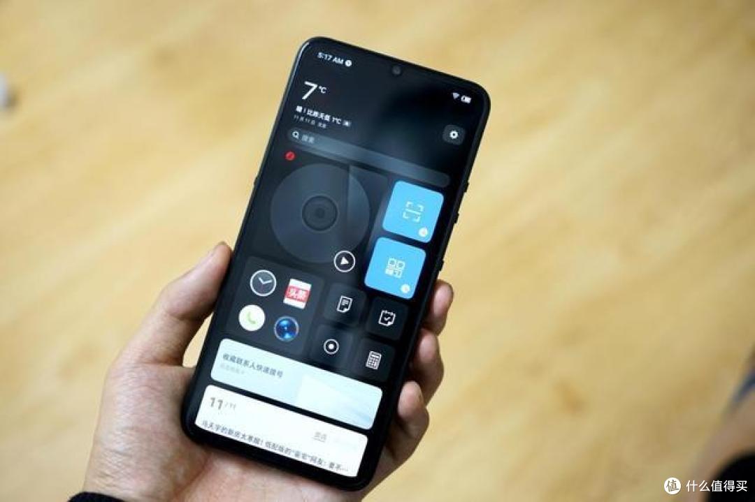 坚果pro3的屏幕既不是升降机构的全面屏,也不是目前流行的打孔屏,而是