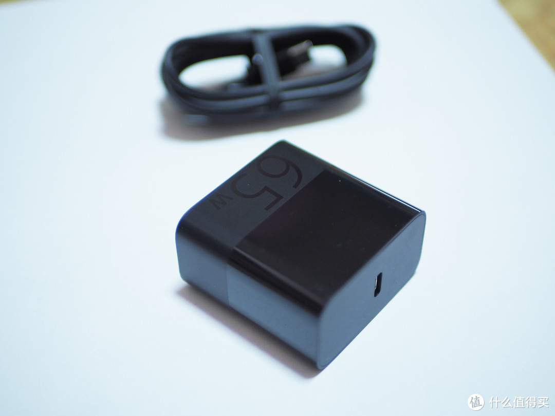 可能是最小巧、最有颜值的电脑电源适配器——ZIM USB-C 65W