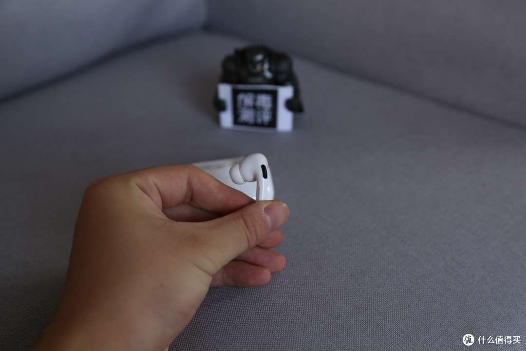 比较明显的就是它的开孔做的很大,上图是泄压孔,可以调节内外压差