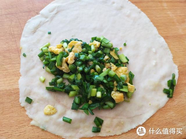 韭菜盒子新做法，皮薄如纸，个个外酥里嫩，孩子一顿吃一盘，真香