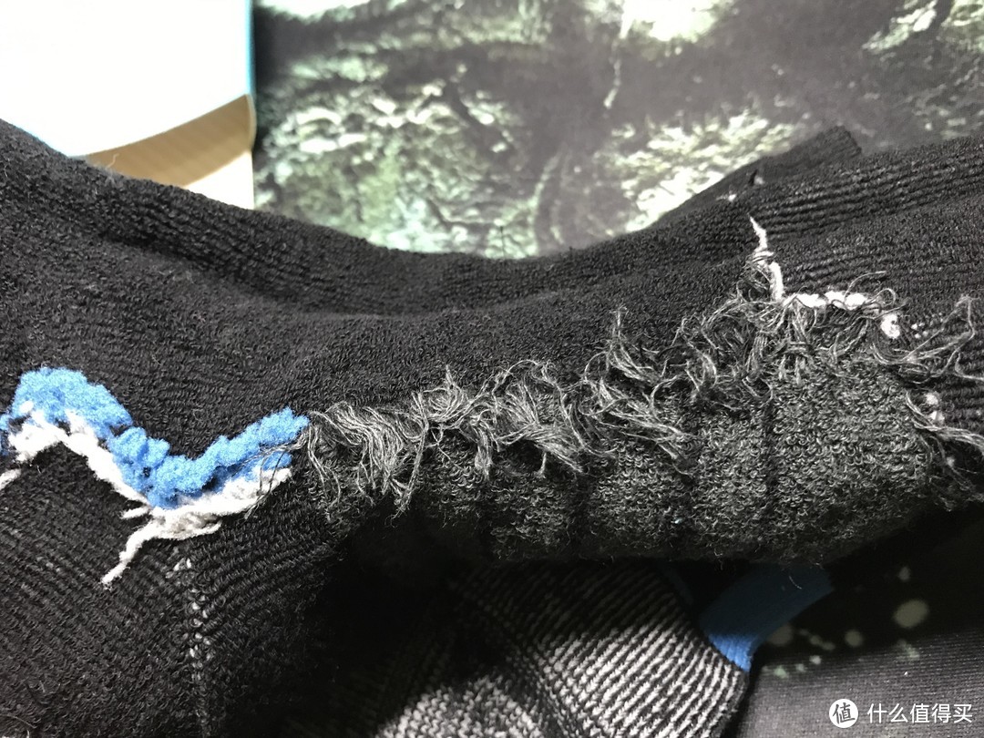 登山袜的内部惨不忍睹，但是毛巾部分依然匀称，脚背透气也加入了毛巾层。