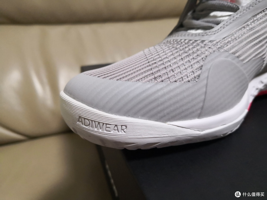 adiwear外底鞋底纹路算比较细密穿上感觉对脚踝支撑还是可以的,尤其