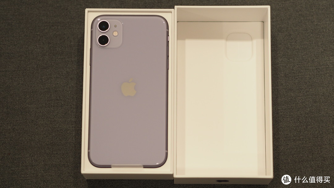 正好手上还有一个iphone5的盒子,当时是斜着的iphone照片,11变成背面