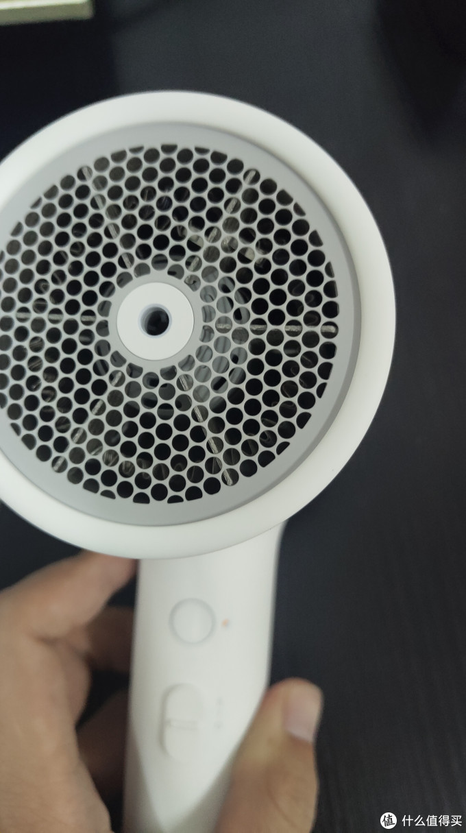 正面造型，使用时中间的圆环会亮灯