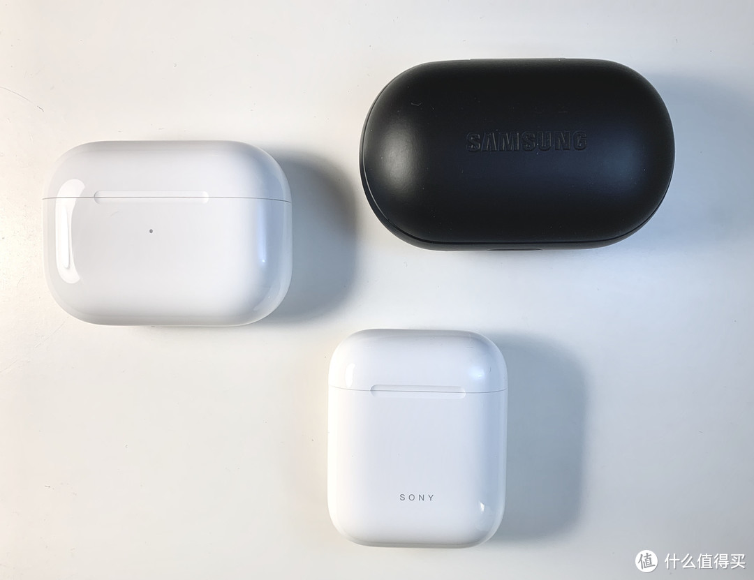 左方为AirPods Pro 右方为iconx 2018 下方为AirPods 2（请忽略那信仰的刻字）