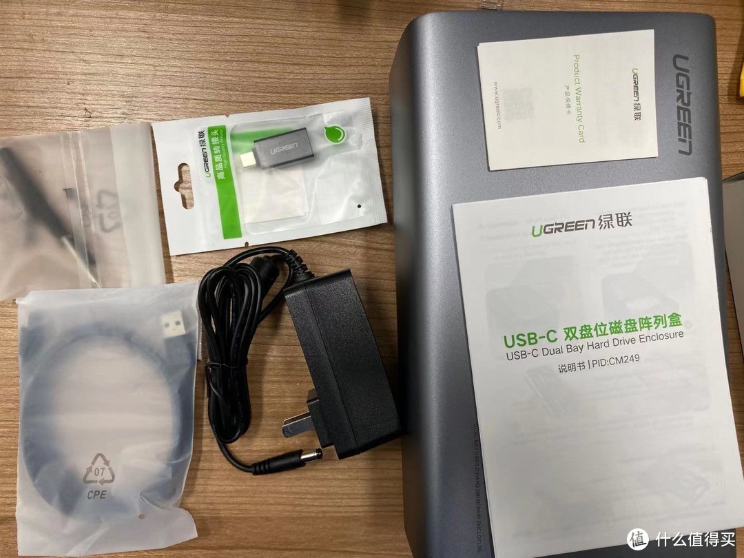 配了硬盘螺丝和螺丝刀、一条TYPE-C转USB3.0的线。还赠送了一个USB转TYPE-C的转接头。