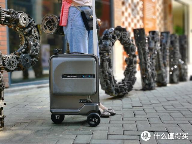 骑上Airwheel爱尔威电动行李箱旅行去，网友：真牛逼，车费都省了