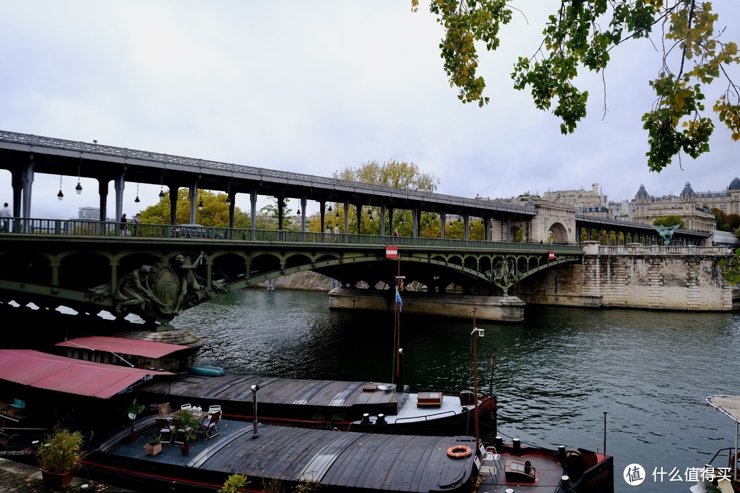 深 秋 时 节 的 巴 黎