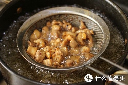 它是川菜中的经典菜肴，口感酥软，麻辣咸鲜，想吃就自己做！