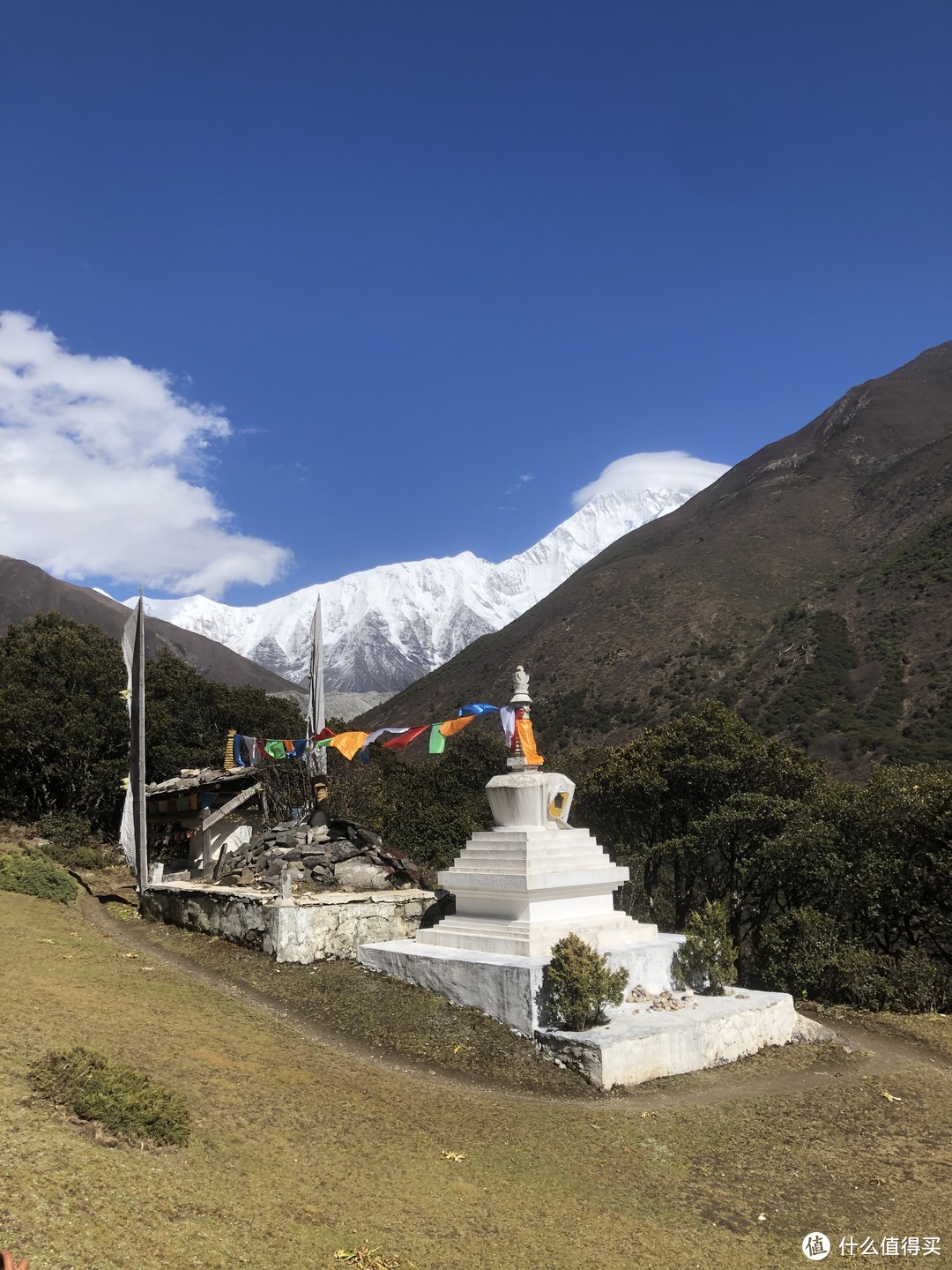 被帽子云遮住峰顶的贡嘎山