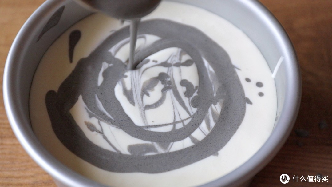 【视频】原来大理石纹是这样画出的 免烤黑芝麻慕斯蛋糕