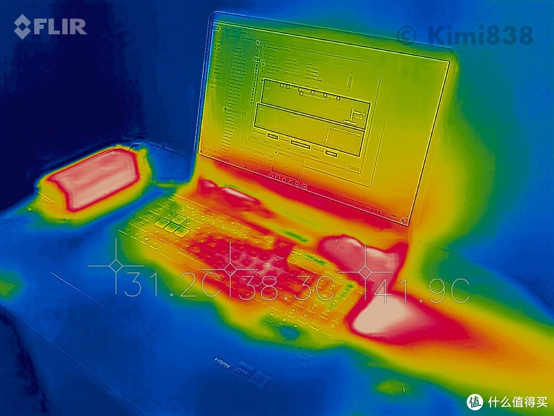 ▲ 温控及散热表现不错，满载情况下键盘大部分区域只是少许温热感。