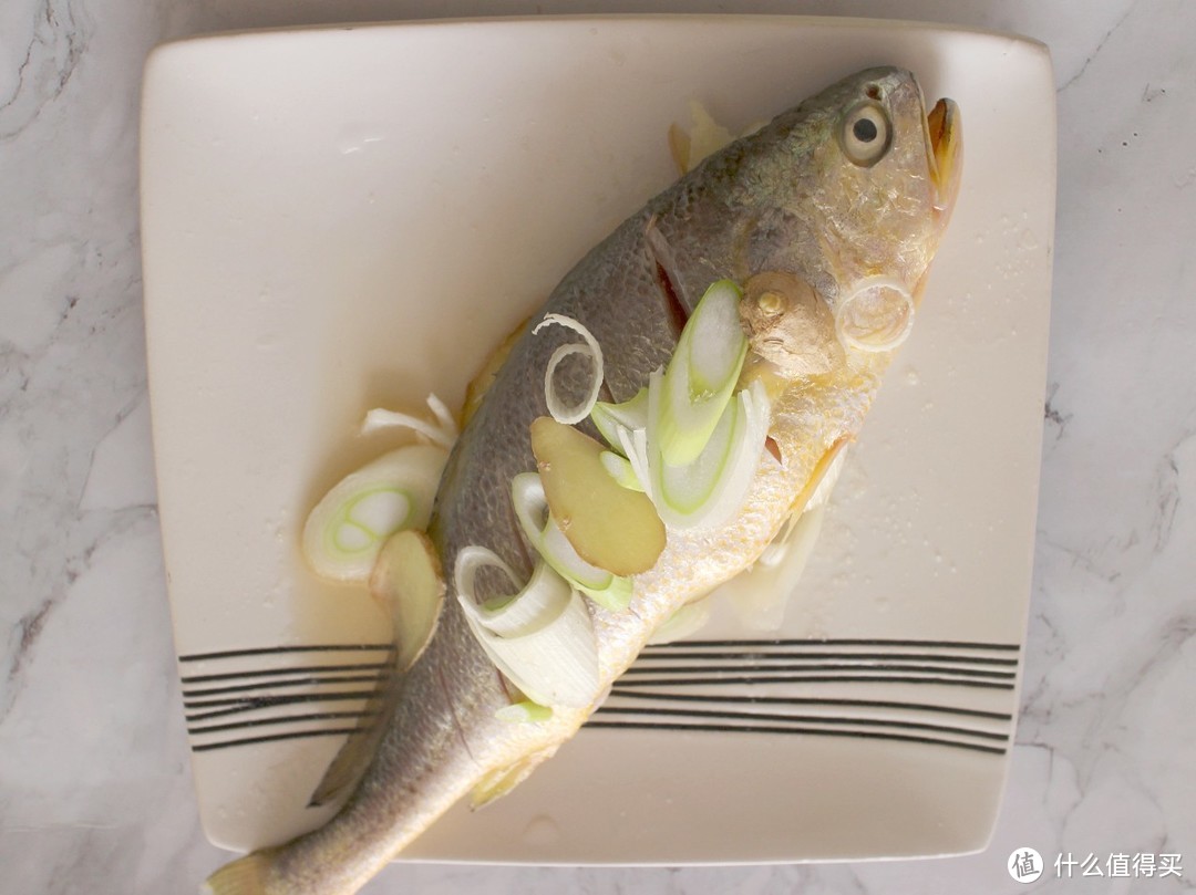 煎鱼时，在鱼身上抹点这种调味料，不粘锅，不破皮，鱼肉鲜美入味