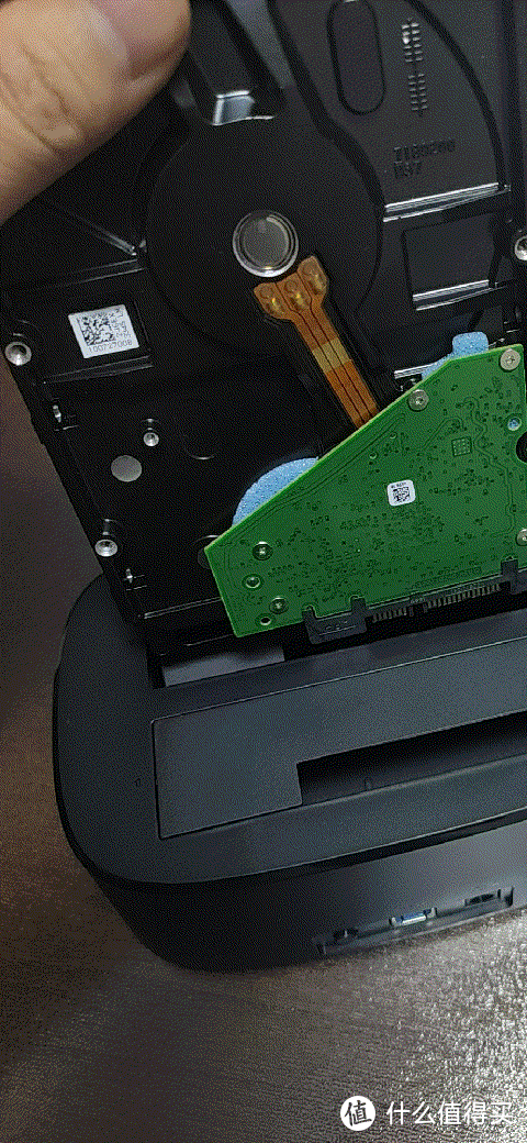 这种硬盘布局使得硬盘散热非常到位