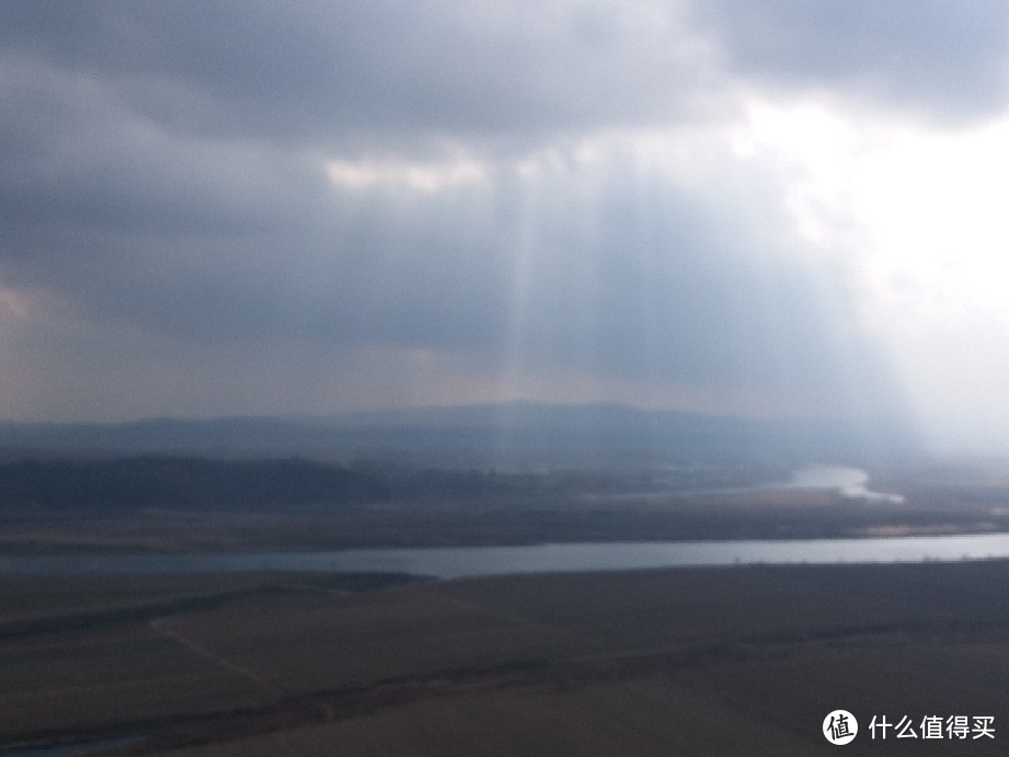 阳光透过云层