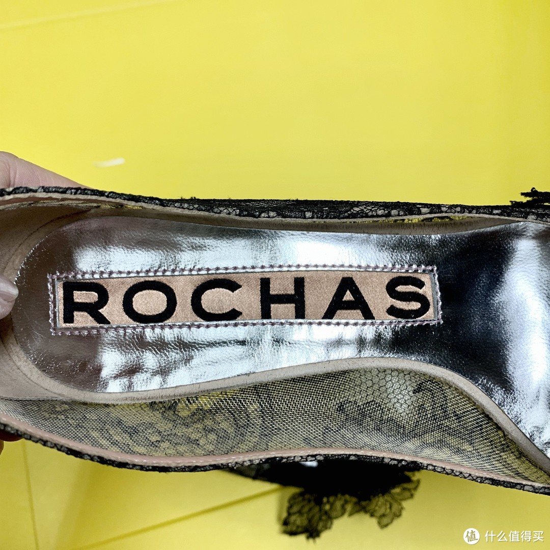 品牌ROCHAS在鞋底非常抢眼，鞋子侧面则是透明的，也是黑蕾丝覆盖