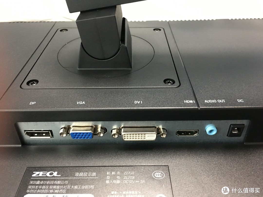 背部接口，DP+VGA+DVI+HDMI+音频输出各一个，没有USB