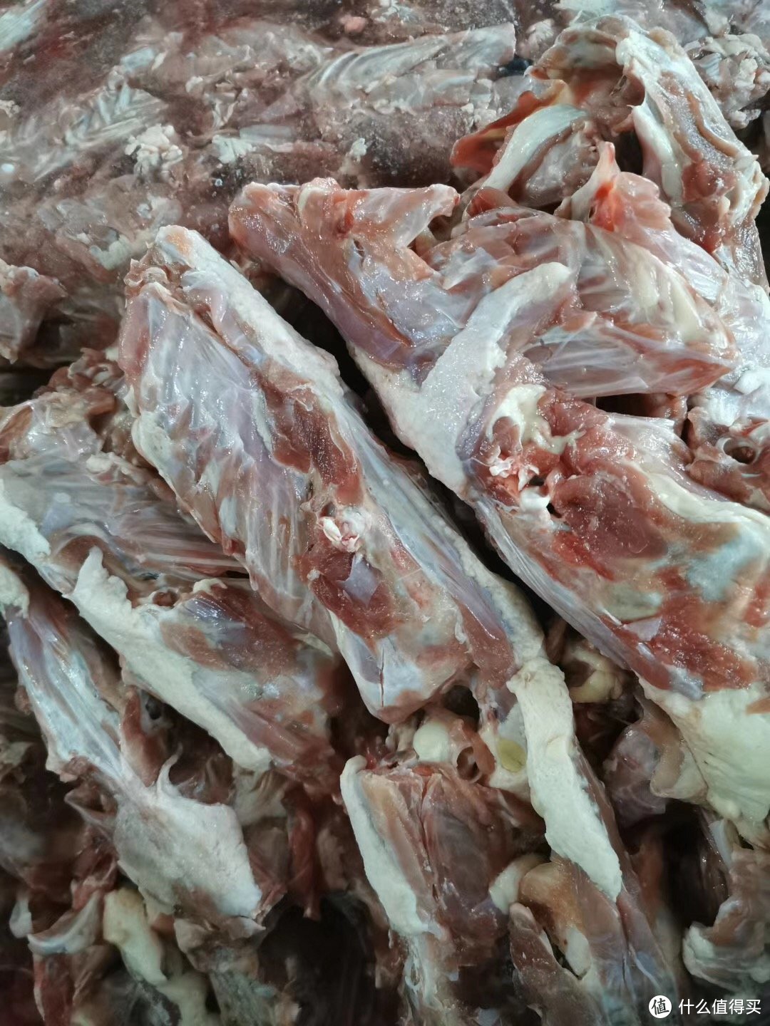 这个是山东XX工厂里面的鲜肉， 照片来自某总朋友圈