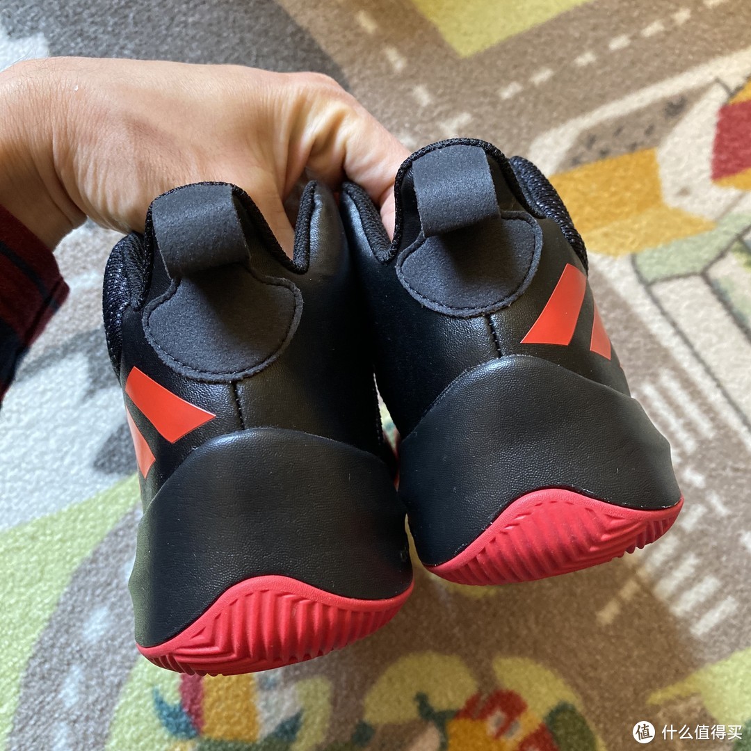 红黑配色的adidas Explosive Flash儿童篮球鞋