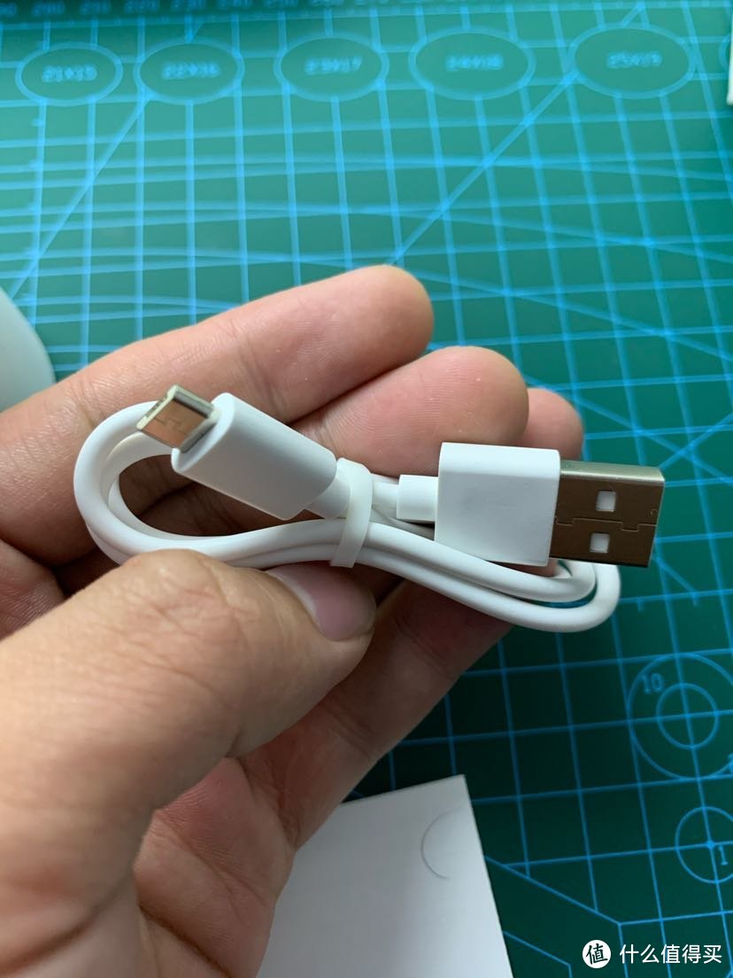 送的充电线，MicroUSB头的