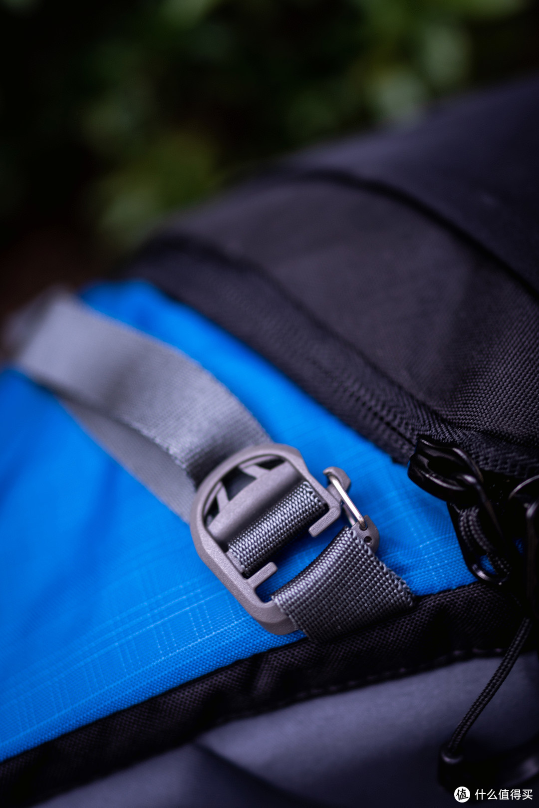 背包两侧都设计有一个带快速释放功能的带子，估计很多人不知道这个是做什么用的。