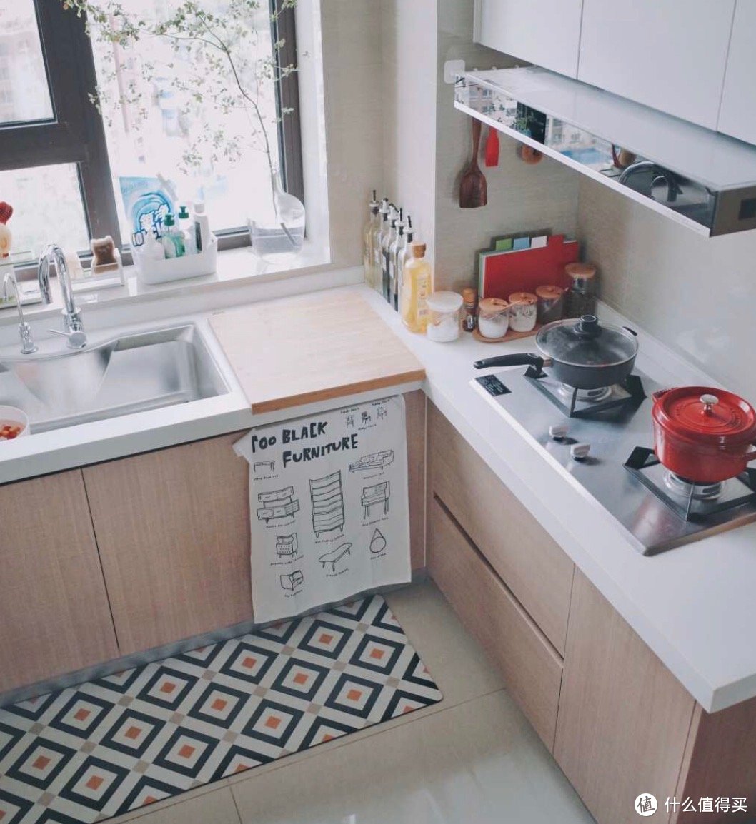 同样是小厨房，看看人家水槽边这么布置，台面清清爽爽！