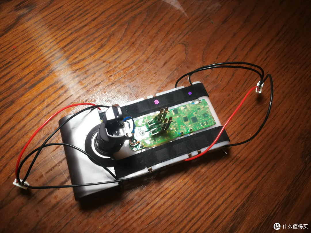 于是给每节电芯抽头组成2块3s电池,(其实是手里没有6s的接插件),接入