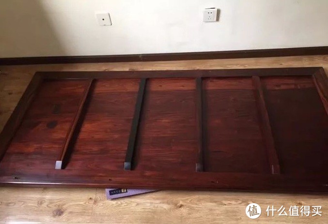 ▲朋友圈偷来的一张红木床床板的照片，可以看到粗壮的穿带，没有任何螺丝孔，这是实木平板最考究的工艺。