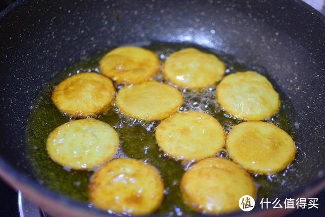 儿子说妈妈做的土豆饼比薯条还好吃，外酥里嫩，太香，做法超简单