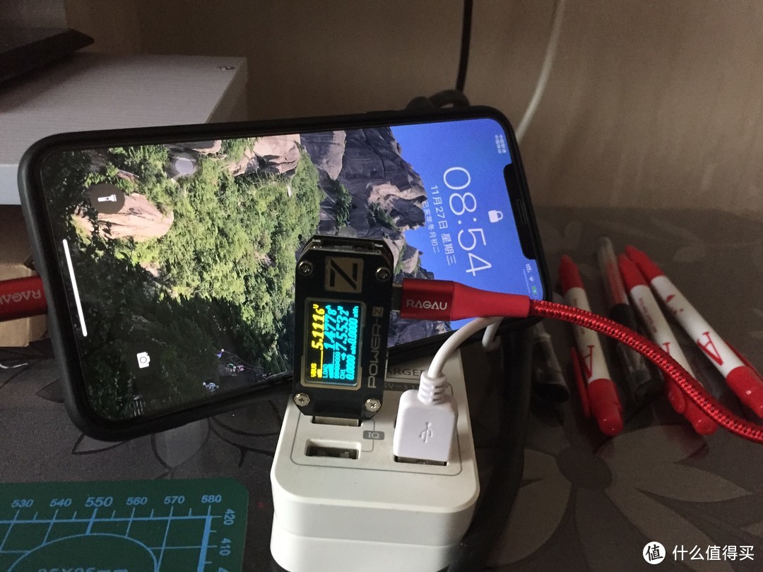 使用RAGAU USB-C to Lightning编织线+航嘉USB充电插板给iPhone xs max pro充电， 电压为5.1V，电流为1.647A，功率为7.5W。