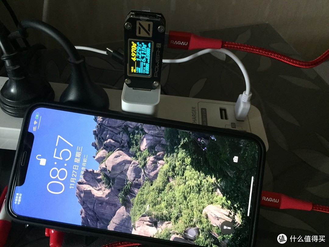 使用RAGAU USB-C to Lightning编织线+iPhone标配（5W）原装充电器给iPhone xs max pro充电， 电压为4.97V，电流为1.229A，功率为6.1W.